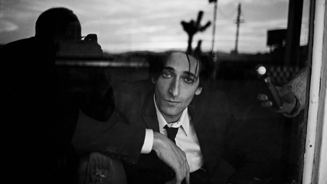 Adrien Brody, acteur et producteur américain, vu par Peter Lindbergh. Adrien Brody, acteur et producteur américain, vu par Peter Lindbergh.