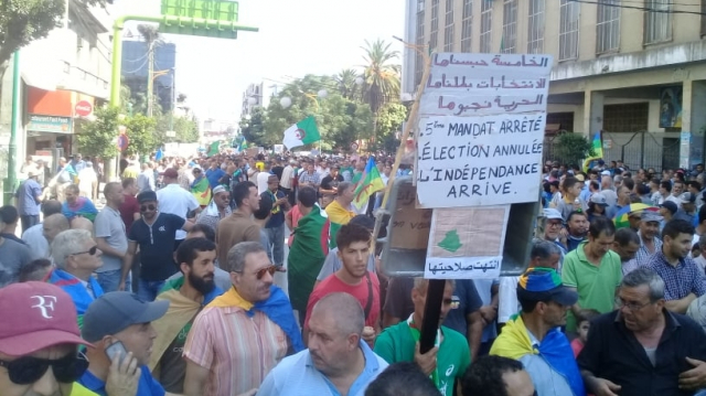 Vidéos. Algérie. la rue répond à Gaïd Salah: "La hiwar, la chiwar, arahil obligatoire" Vidéos. Algérie. la rue répond à Gaïd Salah: "La hiwar, la chiwar, arahil obligatoire"