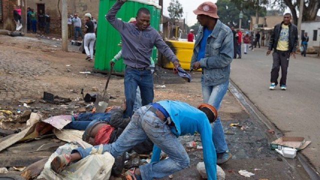 Afrique du Sud: Ramaphosa dénonce enfin des violences xénophobes "inacceptables" Afrique du Sud: Ramaphosa dénonce enfin des violences xénophobes "inacceptables"