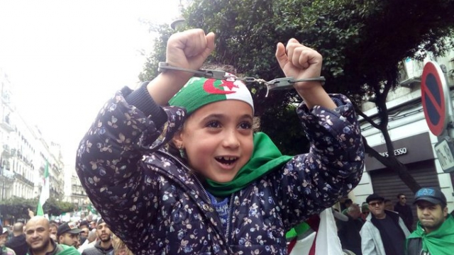 Algérie: un enfant demande à Gaïd Salah de libérer les otages de la contestation Algérie: un enfant demande à Gaïd Salah de libérer les otages de la contestation