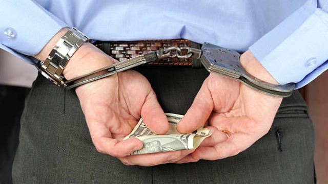 Homme menotté avec argent Homme menotté avec argent