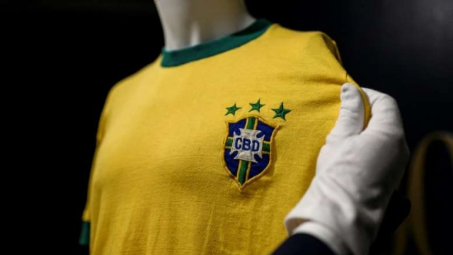 Un maillot de Pelé vendu 30.000 euros aux enchères Un maillot de Pelé vendu 30.000 euros aux enchères