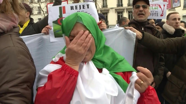 Vidéo. Présidentielle algérienne: boycott massif et forte tension dans les villes françaises Vidéo. Présidentielle algérienne: boycott massif et forte tension dans les villes françaises