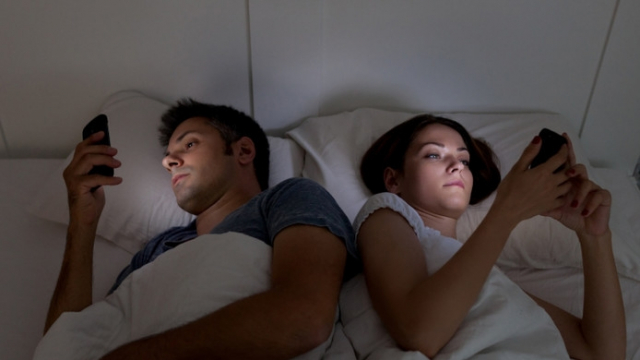 Smartphone au lit Smartphone au lit