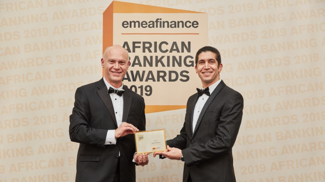 Mohamed Chami, directeur pays Attijariwafa bank Grande Bretagne, recevant le trophée des mains de Christopher Moore, CEO et éditeur du magazine EMEA Finance. Mohamed Chami, directeur pays Attijariwafa bank Grande Bretagne, recevant le trophée des mains de Christopher Moore, CEO et éditeur du magazine EMEA Finance.