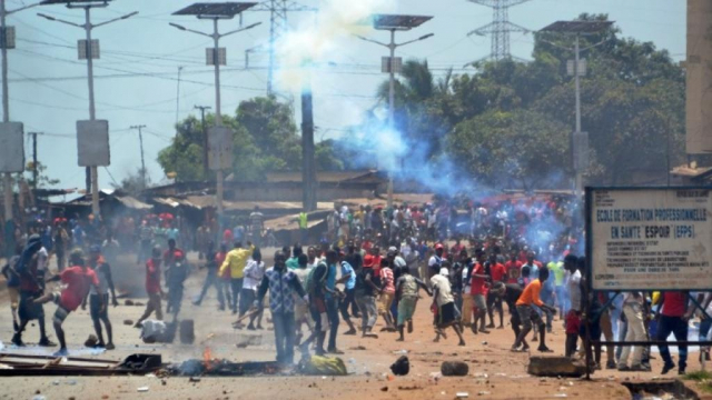 Guinée: après trois morts en début de semaine, l'opposition suspend ses manifestations Guinée: après trois morts en début de semaine, l'opposition suspend ses manifestations