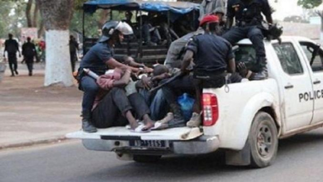 Vidéo. Sénégal: les forces de l’ordre usent d’une violence inouïe pour faire respecter le couvre-feu Vidéo. Sénégal: les forces de l’ordre usent d’une violence inouïe pour faire respecter le couvre-feu