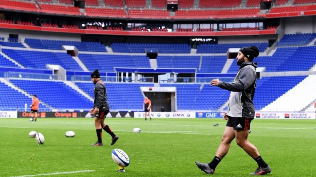 Deux joueurs de rugby néo-zélandais s'entraînent dans le Groupama Stadium vide. Deux joueurs de rugby néo-zélandais s'entraînent dans le Groupama Stadium vide.