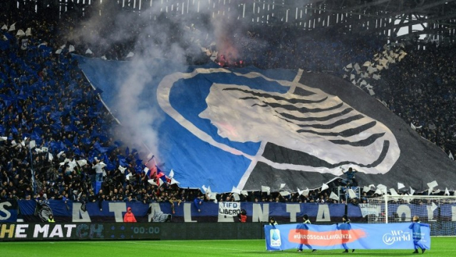 Supporteurs de l'Atalanta avant un match contre la Juventus, le 23 novembre 2019 à Bergame Supporteurs de l'Atalanta avant un match contre la Juventus, le 23 novembre 2019 à Bergame