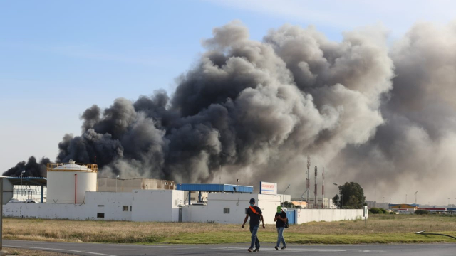 Une vue de l'incendie ravageant l'usine de câblage automobile à Tanger, ce samedi 30 mai 2020 Une vue de l'incendie ravageant l'usine de câblage automobile à Tanger, ce samedi 30 mai 2020