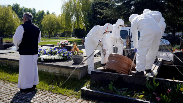 enterrement d'une personne morte du Covid-19 enterrement d'une personne morte du Covid-19