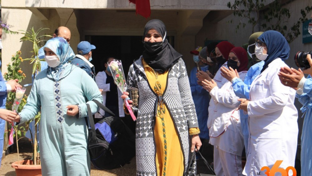 Une femme guérie quittant l'hôpital de Tanger sous les applaudissements du staff médical Une femme guérie quittant l'hôpital de Tanger sous les applaudissements du staff médical