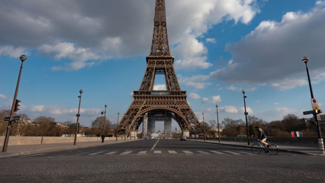 Confinement coronavirus Paris Tour Eiffel Confinement coronavirus Paris Tour Eiffel