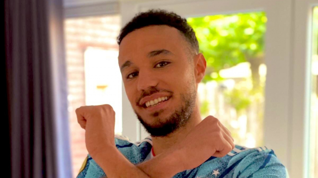 L'international marocain Noussair Mazraoui avec le nouveau maillot de l'Ajax. L'international marocain Noussair Mazraoui avec le nouveau maillot de l'Ajax.