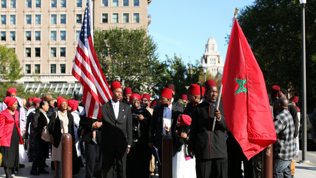 Des manifestants Afro-Américains brandissant le drapeau marocain