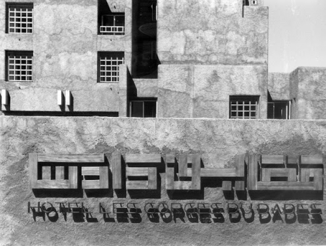 L'enseigne de l'hotel "les gorges du Dades" réalisée par Mohamed Chabaâ L'enseigne de l'hotel "les gorges du Dades" réalisée par Mohamed Chabaâ