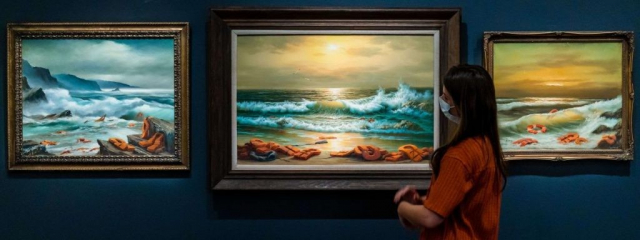 Le triptyque de Banksy "Vue de la mer Méditerranée, 2017". Le triptyque de Banksy "Vue de la mer Méditerranée, 2017".