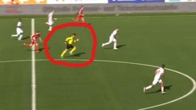 L'arbitre suisse Urs Schnyder poussant un sprint hallucinant. L'arbitre suisse Urs Schnyder poussant un sprint hallucinant.