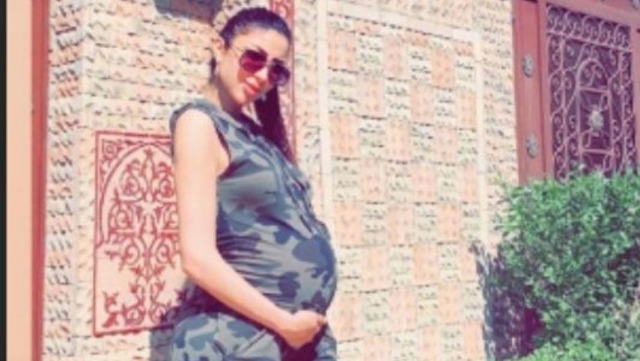 Dounia Batma enceinte de son 2ème enfant. Dounia Batma enceinte de son 2ème enfant.
