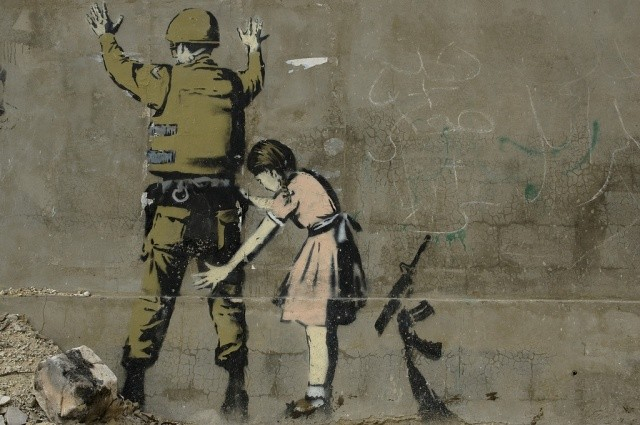 "la petite fille et le soldat" de Banksy "la petite fille et le soldat" de Banksy