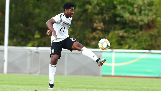 Bright Akwo Arrey-Mbi, jeûne talent camerounais du Bayern De Munich. Bright Akwo Arrey-Mbi, jeûne talent camerounais du Bayern De Munich.