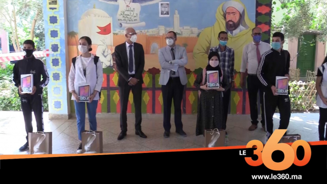 Cover_Vidéo: توزيع لوحات إلكترونية على تلاميذ العالم القروي بفاس Cover_Vidéo: توزيع لوحات إلكترونية على تلاميذ العالم القروي بفاس