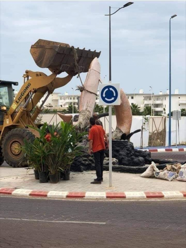 La sculpture des poissons pénis déboulonnée par un tractopelle La sculpture des poissons pénis déboulonnée par un tractopelle
