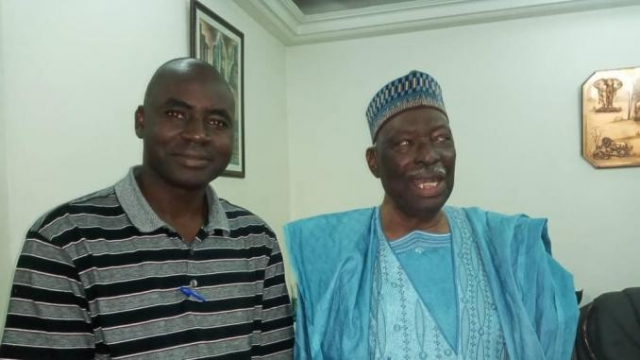 Ici, le président Moussa Traoré, en août derrnier, en compagnie de notre correspondant au Mali Diemba Moussa Traoré. Ici, le président Moussa Traoré, en août derrnier, en compagnie de notre correspondant au Mali Diemba Moussa Traoré.