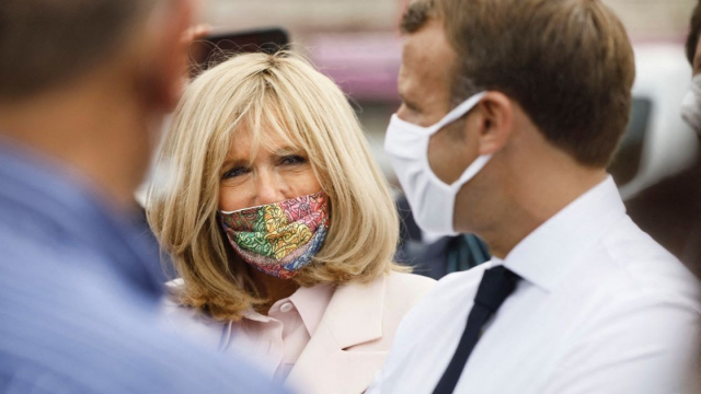Brigitte Macron porte un masque signé Mehdi Qotbi. Brigitte Macron porte un masque signé Mehdi Qotbi.
