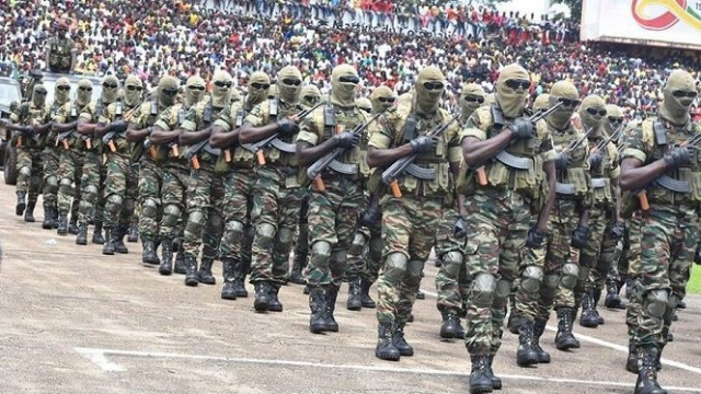Guinée: probable mutinerie à 150 km de Conakry, les accès à la capitale bloqués Guinée: probable mutinerie à 150 km de Conakry, les accès à la capitale bloqués
