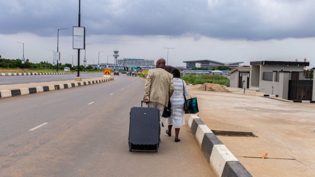 Nigeria: les manifestants bloquent l'aéroport de Lagos, les passagers s'y rendent à pied Nigeria: les manifestants bloquent l'aéroport de Lagos, les passagers s'y rendent à pied