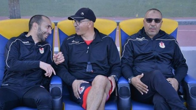 L'entraîneur du FUS, Mustapha El Khalfi (d). L'entraîneur du FUS, Mustapha El Khalfi (d).