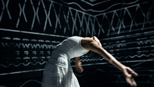 Hajiba Fahmy danse à la mémoire d'Azzedine Alaïa Hajiba Fahmy danse à la mémoire d'Azzedine Alaïa