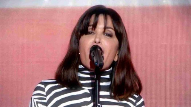 Jenifer interprète l'hymne national américain à la télévision française Jenifer interprète l'hymne national américain à la télévision française