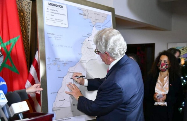 L'ambassadeur américain au Maroc présente la carte complète du Maroc officiellement adoptée par le gouvernement US L'ambassadeur américain au Maroc présente la carte complète du Maroc officiellement adoptée par le gouvernement US