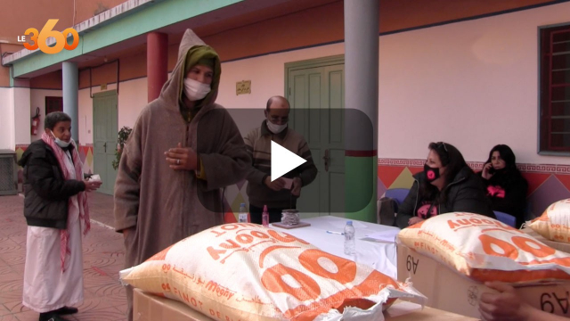 Cover Vidéo - توزيع 250 قفة من المواد الغذائية لدعم حلايقية جامع الفنا Cover Vidéo - توزيع 250 قفة من المواد الغذائية لدعم حلايقية جامع الفنا