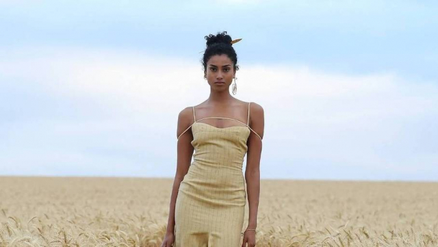 Imaan Hammam, dans la dernière campagne de Jacquemus Imaan Hammam, dans la dernière campagne de Jacquemus