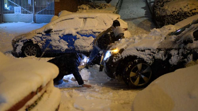 Voitures bloquées par la neige en Espagne Voitures bloquées par la neige en Espagne