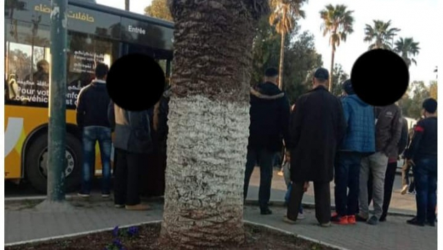 Les Chauffeurs de grands taxis bloquent une ligne de bus Les Chauffeurs de grands taxis bloquent une ligne de bus