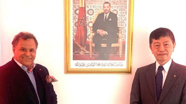 De g à d: Mehdi Qotbi, président de la Fondation nationale des musées, et Shinozuka Takashi, ambassadeur du Japon au Maroc