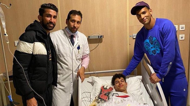 Ahmed Reda Tagnaouti et Salaheddine Saidi au chevet de Badr Anouar Kadmiri. Ahmed Reda Tagnaouti et Salaheddine Saidi au chevet de Badr Anouar Kadmiri.