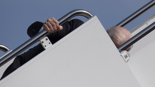Vidéo. Des images terribles: Joe Biden chute à trois reprises en 