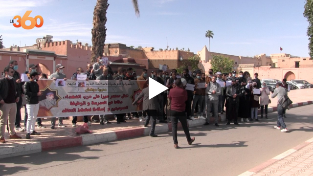 cover vidéo:مراكش: الأساتذة المتعاقدون يستقبلون الوزير سعيد أمزازي بالإحتجاج cover vidéo:مراكش: الأساتذة المتعاقدون يستقبلون الوزير سعيد أمزازي بالإحتجاج