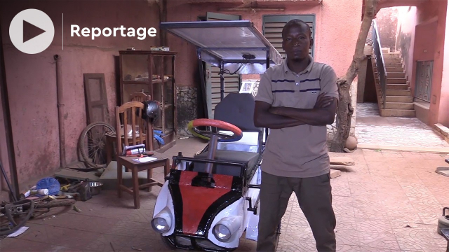 Vidéo. Mali: un ingénieur invente la voiturette tout-terrain à énergie solaire et le moule à briques éco-responsable Vidéo. Mali: un ingénieur invente la voiturette tout-terrain à énergie solaire et le moule à briques éco-responsable