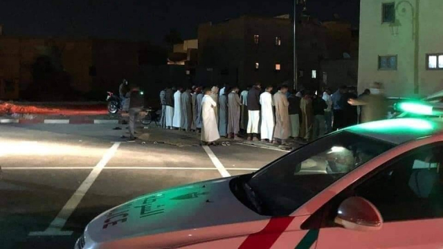 Prière de Tarawih dans la rue Prière de Tarawih dans la rue