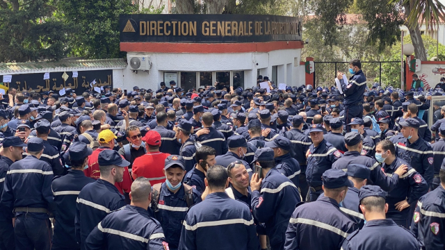 Vidéo. jets de gaz lacrymogène sur les pompiers à Alger, alors qu'ils marchaient sur le palais d'El Mouradia Vidéo. jets de gaz lacrymogène sur les pompiers à Alger, alors qu'ils marchaient sur le palais d'El Mouradia