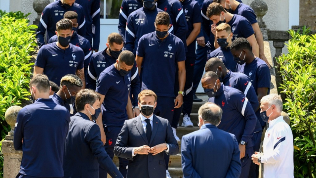 Emmanuel Macron rend visite à l&#039;équipe de France.