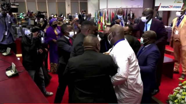 Vidéo: Pourquoi les députés du Parlement de l'Union africaine à Johannesburg en sont venus aux mains Vidéo: Pourquoi les députés du Parlement de l'Union africaine à Johannesburg en sont venus aux mains