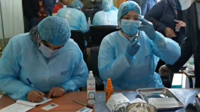 Personnel soignant dans un centre de vaccination à Casablanca Personnel soignant dans un centre de vaccination à Casablanca