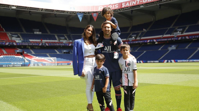 Lionel Messi entouré de sa femme, Antonella Roccuzzo et de leurs trois enfants. Lionel Messi entouré de sa femme, Antonella Roccuzzo et de leurs trois enfants.